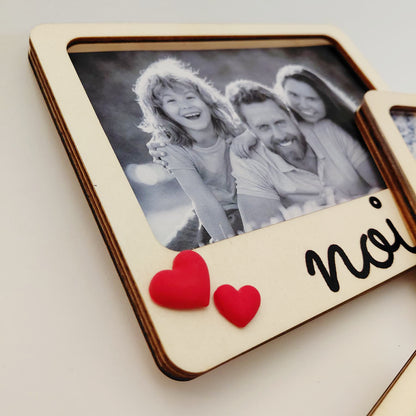 Cornice in legno personalizzata con foto e scritta “noi”, dettaglio con due cuori rossi