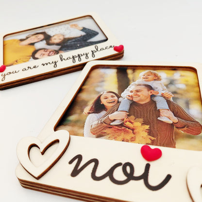 Cornice in legno personalizzata orizzontale con foto e scritta “noi”, dettaglio con cuore e decorazione