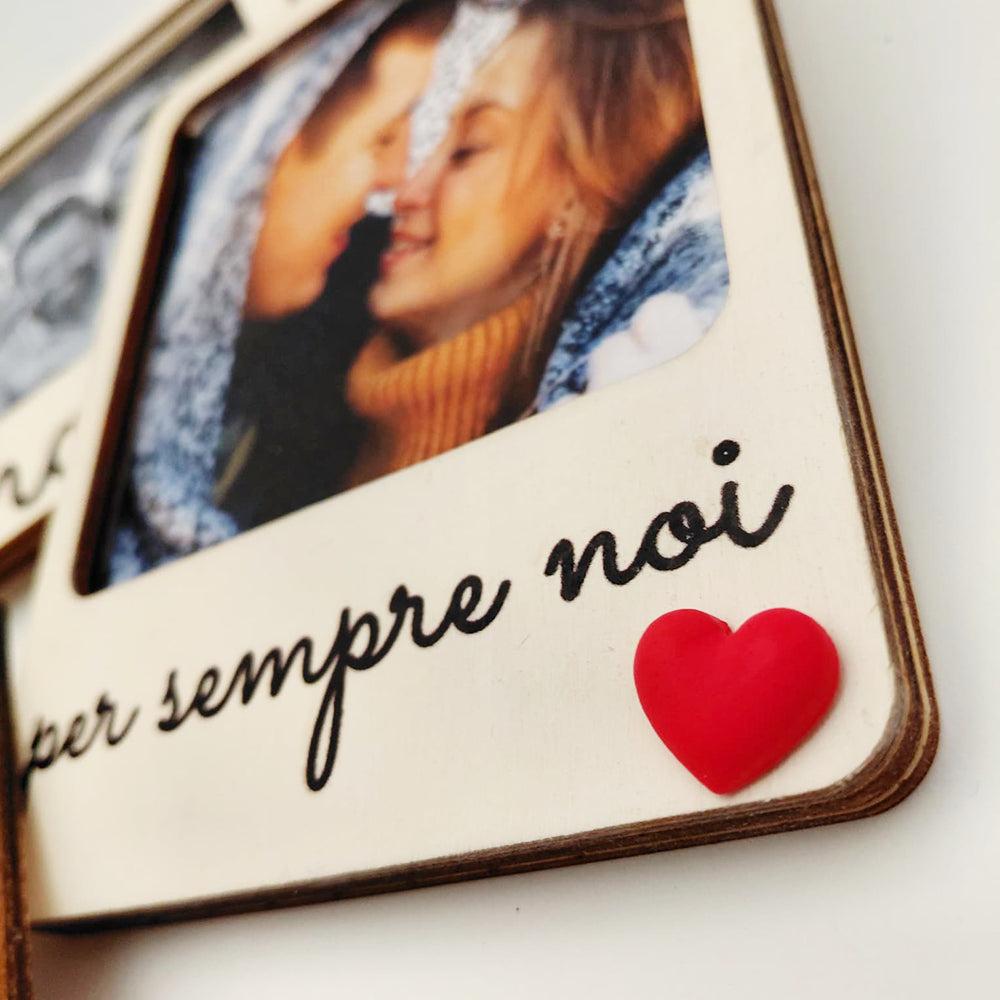 Dettaglio cornice in legno personalizzata con frase “per sempre noi” e cuoricino rosso