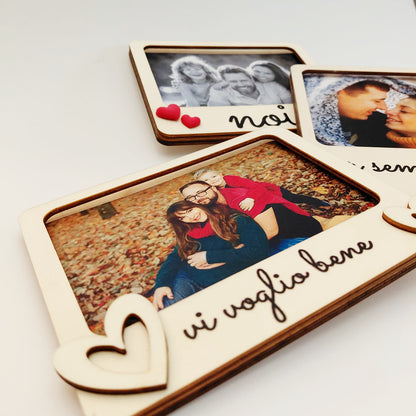 Cornici in legno personalizzate con foto e frasi, in primo piano scritta “vi voglio bene” con cuore