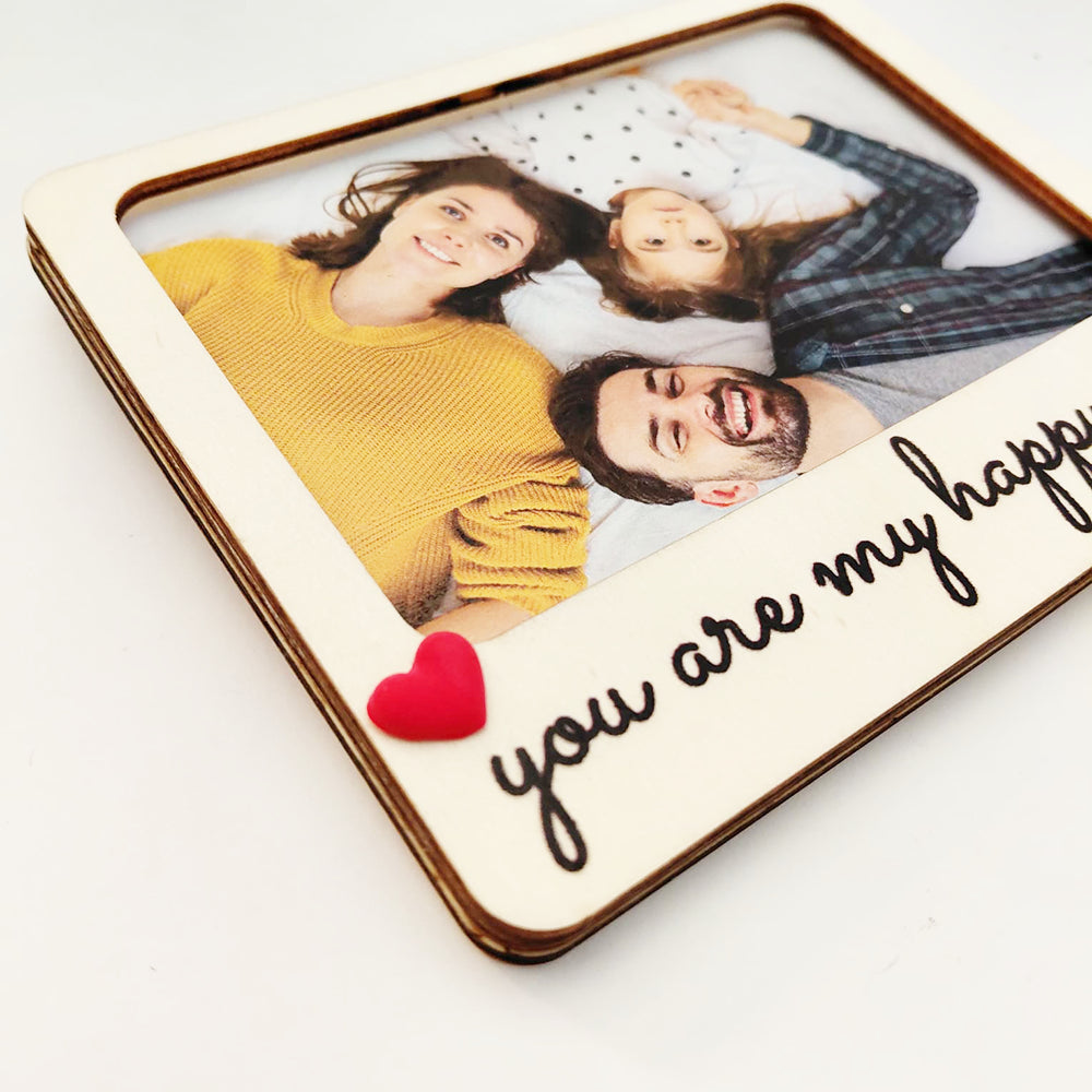 Cornice in legno personalizzata orizzontale con foto e frase “you are my happy place”, cuore rosso