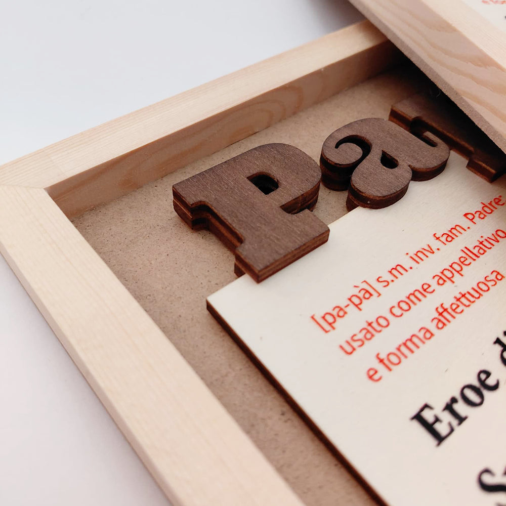 Cornice Papà in legno 20x20 con scritta in rilievo e dedica “Eroe di casa” regalo Festa del Papà