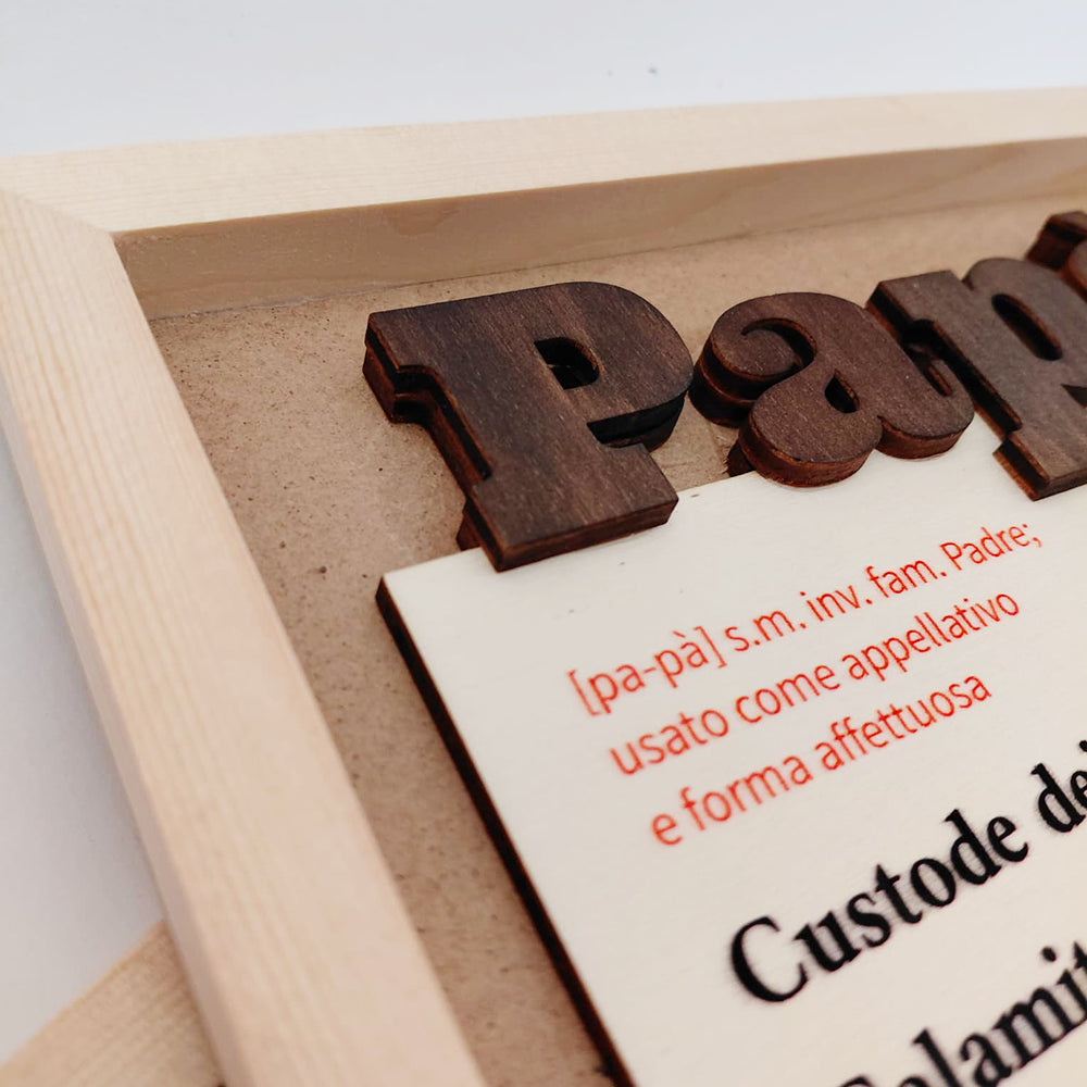 Dettaglio interno cornice Papà in legno con lettere taglio laser e tavoletta dedica
