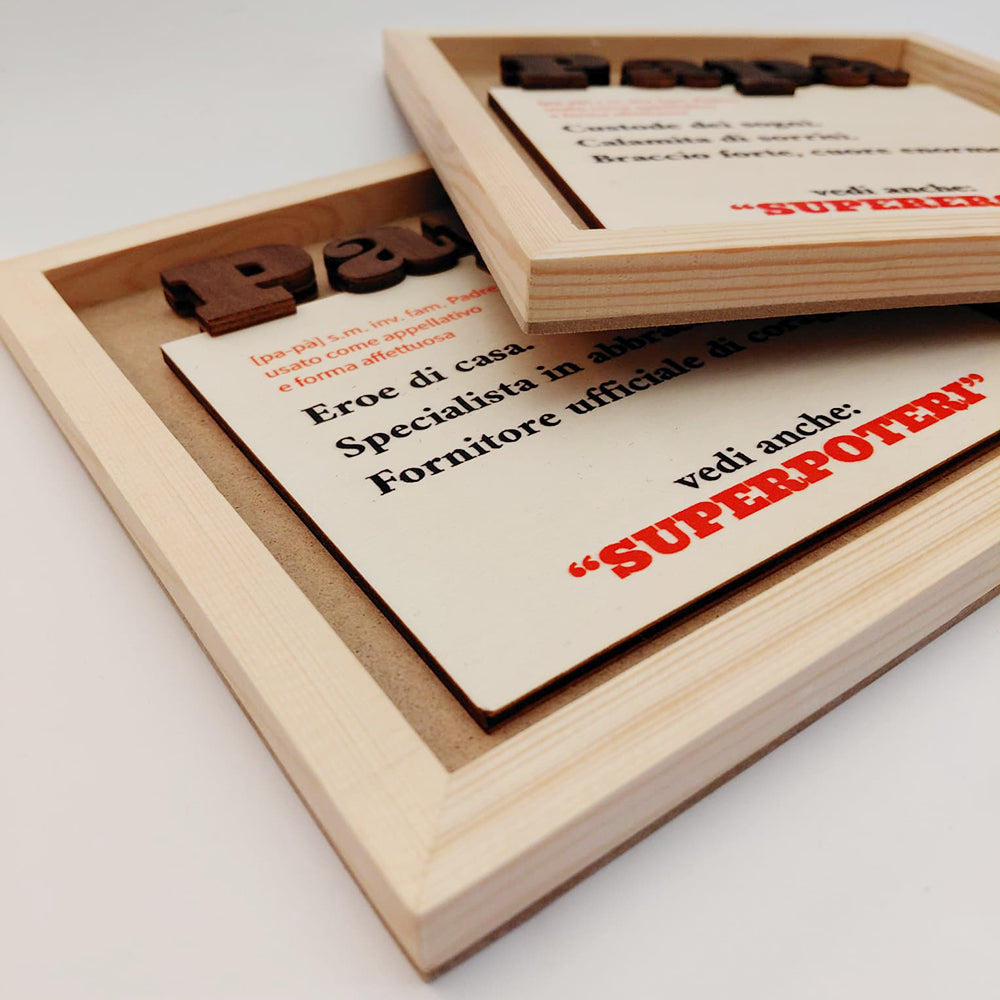 ettaglio cornice Papà in legno spessore 15 mm con dedica applicata e scritta in rilievo