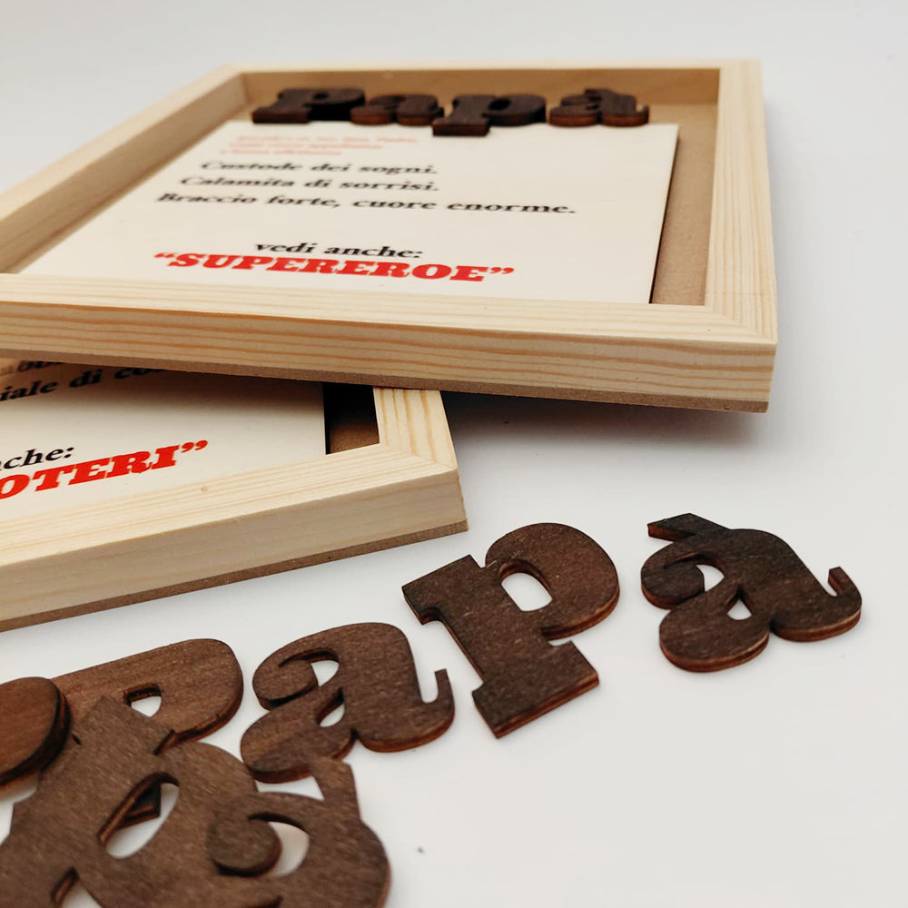 Dettaglio dedica “SUPEREROE” su cornice Papà in legno 20x20 regalo Festa del Papà