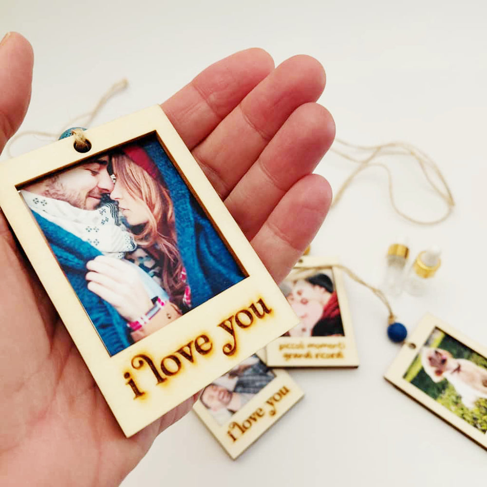 Cornice in legno con profumatore per auto