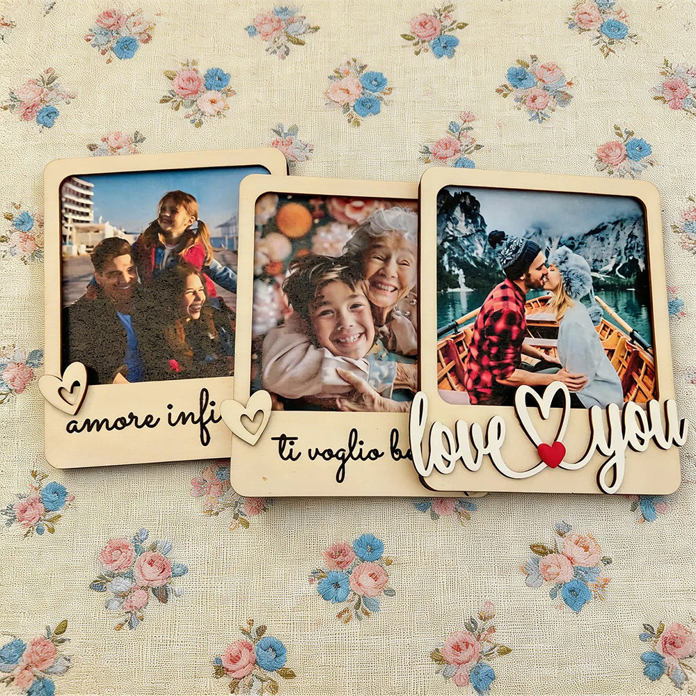 Cornici in legno personalizzate con foto e frasi, composizione su sfondo floreale