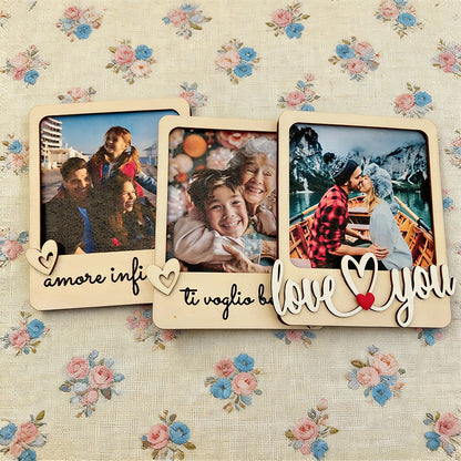 Cornici in legno personalizzate con foto e frasi, composizione su sfondo floreale