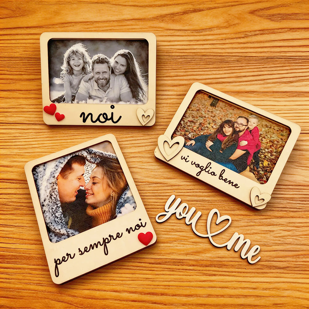 Cornici in legno personalizzate con foto e frasi, flatlay su tavolo in legno con scritta decorativa