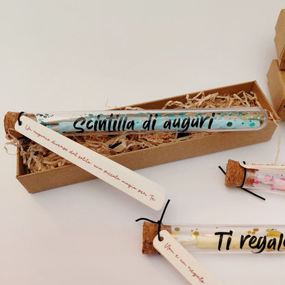 Ampollina dei Desideri con scritta Scintilla di auguri e tag con frase poetica, dettaglio personalizzazione