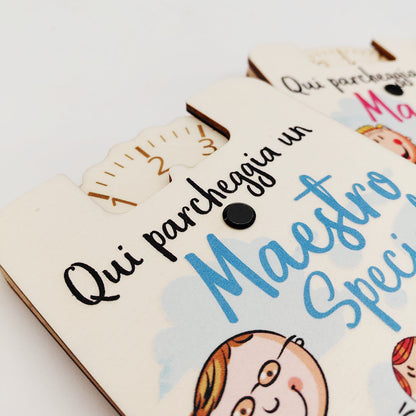 Dettaglio disco orario Maestro Speciale in legno con grafica bambini