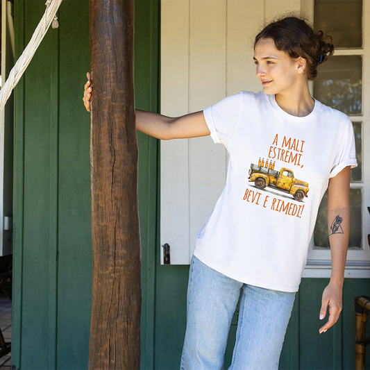 T-shirt A mali estremi... by Il mio negozio: una maglietta bianca con illustrazione di un pickup giallo carico di bottiglie e scritta italiana "A mali estremi, bevi e rimedi!"-perfetta per chi ama magliette divertenti.