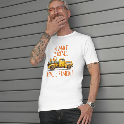 T-shirt A mali estremi... by Il mio negozio: una maglietta bianca con illustrazione di un pickup giallo carico di bottiglie e scritta italiana "A mali estremi, bevi e rimedi!"-perfetta per chi ama magliette divertenti.