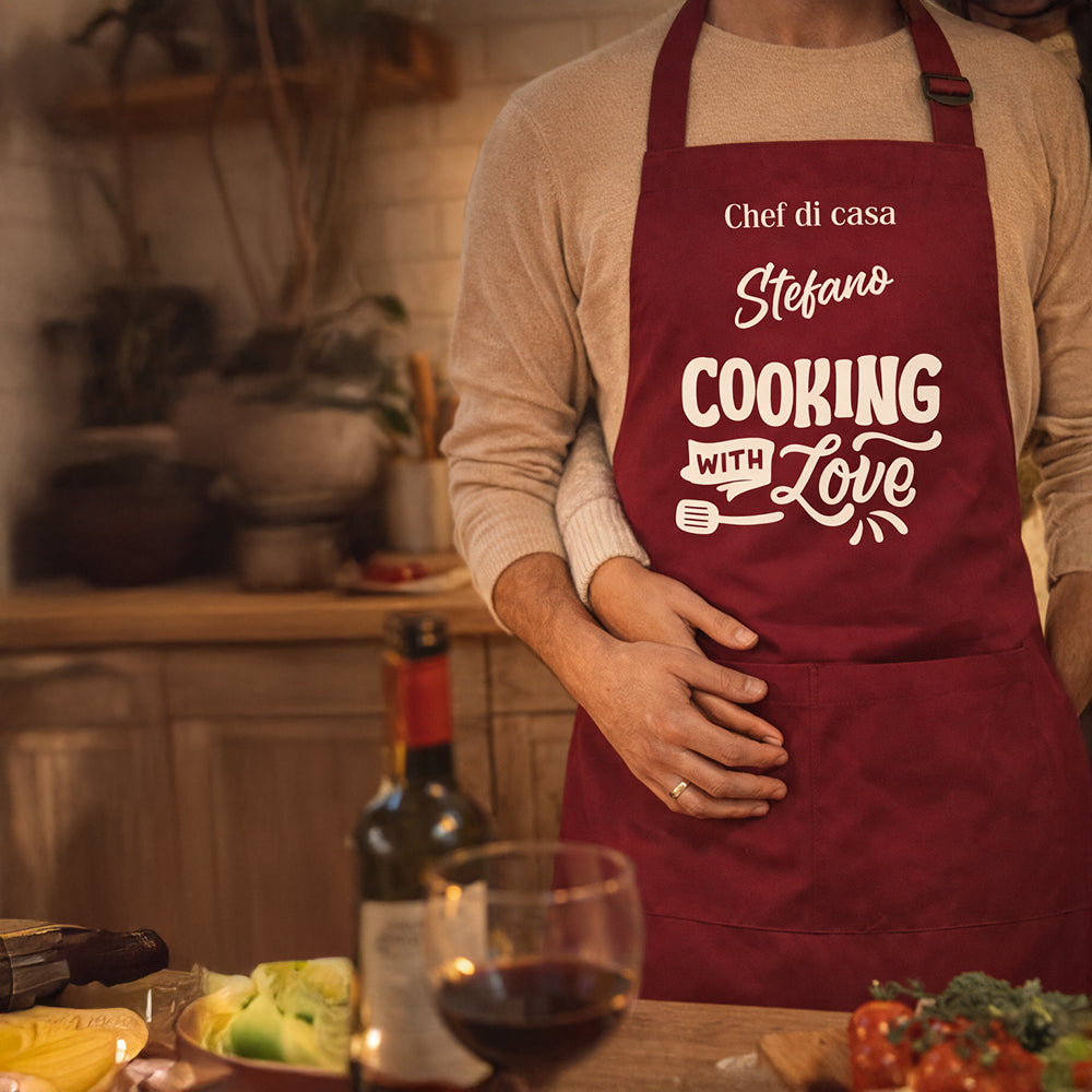 Grembiule personalizzato bordeaux con scritta Cooking with Love, idea regalo originale, che di casa