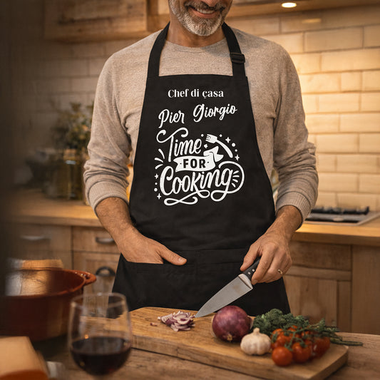 Dettaglio stampa personalizzata su grembiule da cucina in tessuto resistente, chef di casa