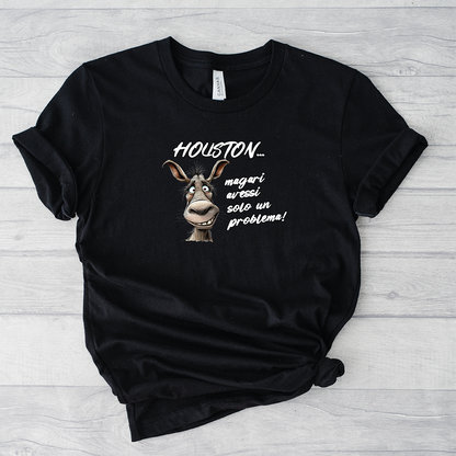 La T-shirt Houston de Il mio negozio è caratterizzata da una faccia d'asino in cartone animato e dalla scritta "HOUSTON... magari avessi solo un problema!" in bianco su nero, riportata su legno chiaro. Perfetta come idea regalo tra le magliette personalizzate divertenti.
