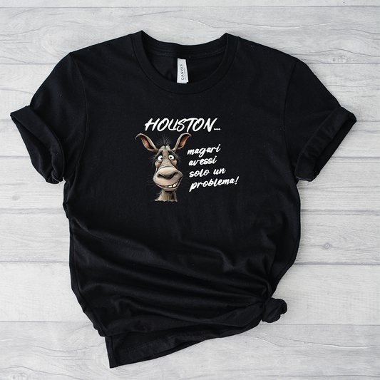 La T-shirt Houston de Il mio negozio è caratterizzata da una faccia d'asino in cartone animato e dalla scritta "HOUSTON... magari avessi solo un problema!" in bianco su nero, riportata su legno chiaro. Perfetta come idea regalo tra le magliette personalizzate divertenti.