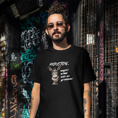 La T-shirt Houston de Il mio negozio è caratterizzata da una faccia d'asino in cartone animato e dalla scritta "HOUSTON... magari avessi solo un problema!" in bianco su nero, riportata su legno chiaro. Perfetta come idea regalo tra le magliette personalizzate divertenti.