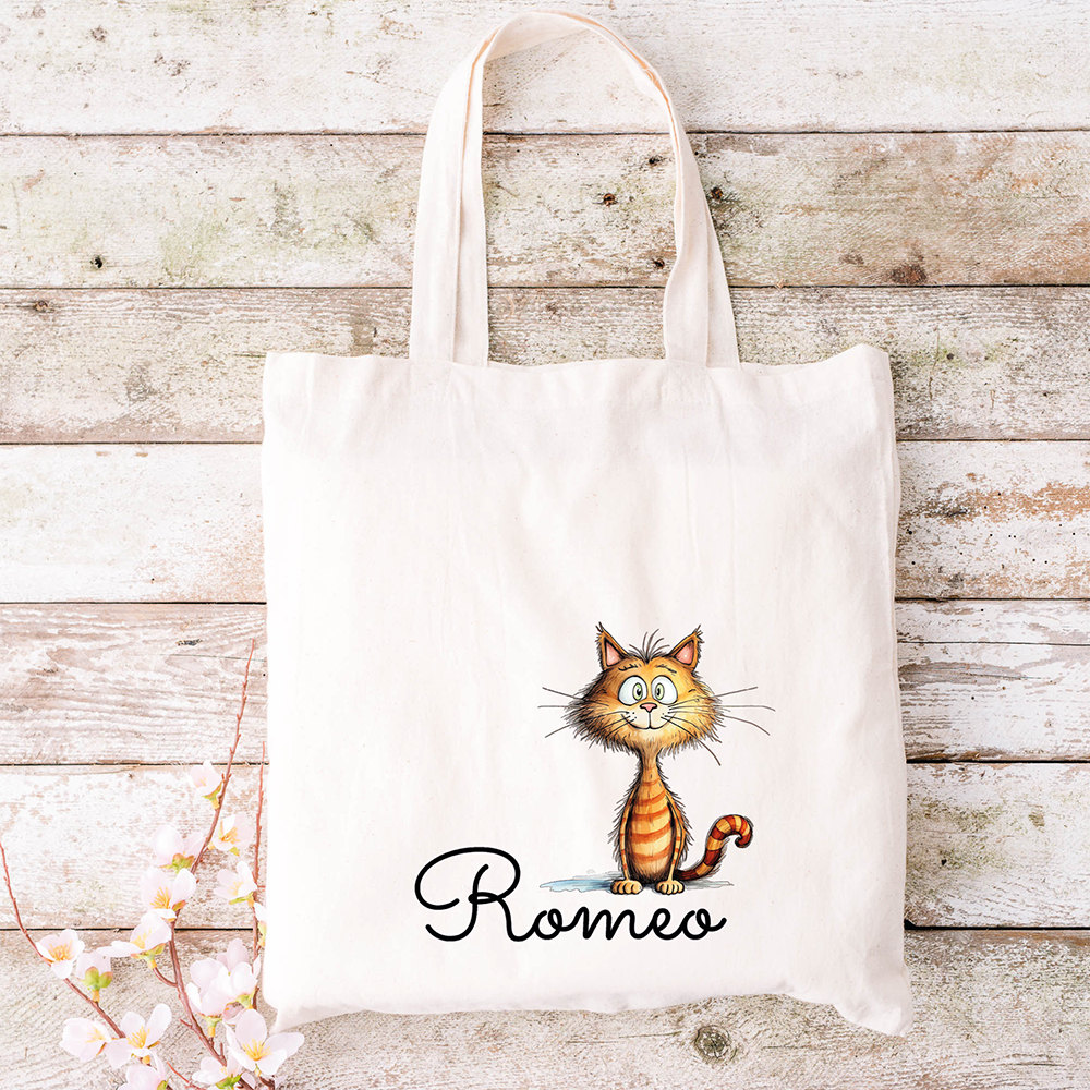 Borsa tote bianca con gatto cartoon e stampa "Romeo" su sfondo in legno rustico, perfetta da abbinare allo Specchietto Tondo di In Casa di Ale per un set di accessori coordinati e personalizzati.