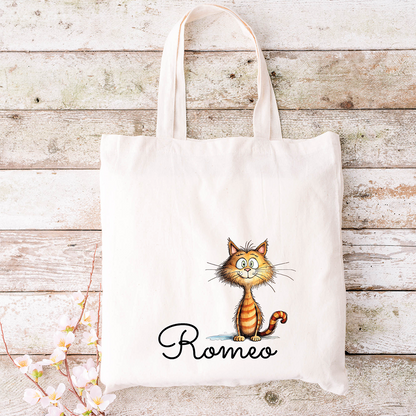 Borsa tote bianca con gatto cartoon e stampa "Romeo" su sfondo in legno rustico, perfetta da abbinare allo Specchietto Tondo di In Casa di Ale per un set di accessori coordinati e personalizzati.