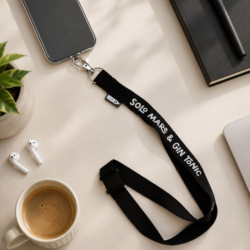 Laccio personalizzato nero porta chiavi appoggiato sulla scrivania