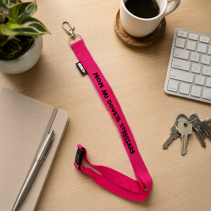 Laccio personalizzato rosa con mazzo di chiavi su una scrivania