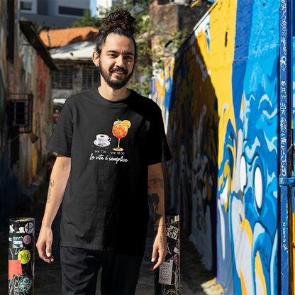 La T-shirt La vita è semplice di Il mio negozio ha illustrazioni di una tazza di caffè (ore 7.00) e un cocktail arancione (ore 18.00), con la frase "La vita è semplice". Ideale per chi ama magliette divertenti e personalizzate.