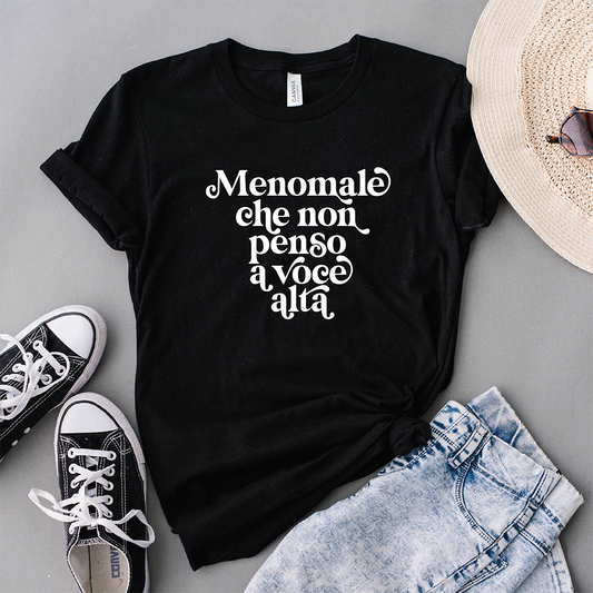 La T-shirt Menomale di Il mio negozio riporta la scritta "Menomale che non penso a voce alta" in bianco su nero, abbinata a shorts in denim, sneakers, cappello di paglia e occhiali da sole per gli appassionati di magliette personalizzate divertenti.