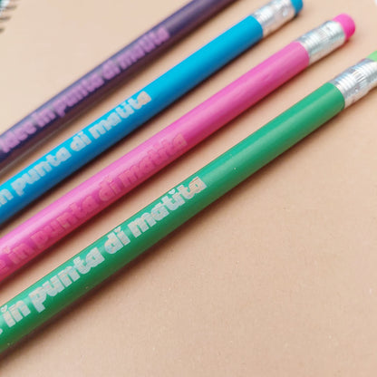 Primo piano della matita incisa Idee in punta di matita in versione colorata