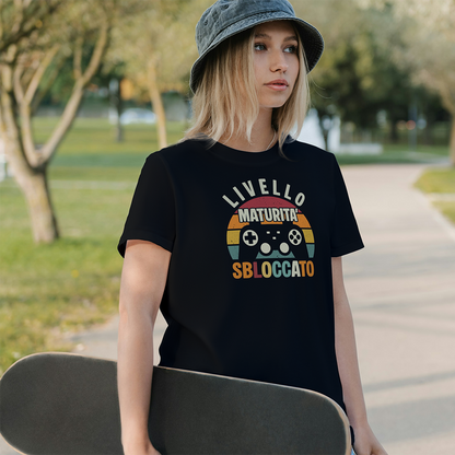 Tre T-shirt nere Maturità25 di In Casa di Ale: una riporta la scritta "Livello Maturità Sbloccato" in stile gaming, le altre sono magliette personalizzate a tema maturità, perfette come idee regalo.
