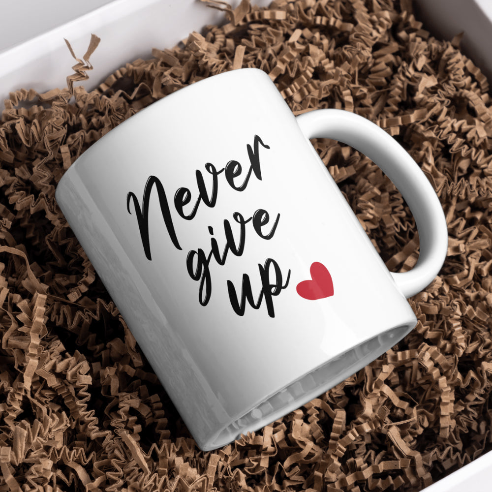 Mug con frase motivazionale Never Give Up e cuore rosso