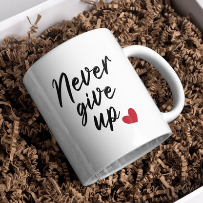 Mug con frase motivazionale Never Give Up e cuore rosso