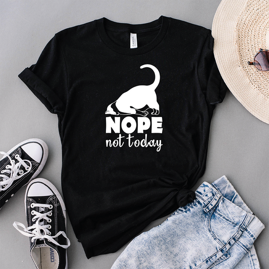 La T-shirt Nope Hope Today de Il mio negozio è caratterizzata da un cane che si stira e dal testo "NOPE not today", un'idea regalo originale. Indossate questa t-shirt personalizzabile con pantaloncini, cappello e scarpe da ginnastica per uno stile rilassato!.