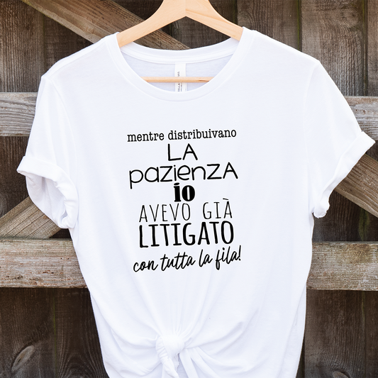 T-shirt Pazienza di Il mio negozio: una t-shirt bianca su una gruccia con un divertente testo in italiano nero sulla mancanza di pazienza, ideale per dare un tocco di umorismo al vostro guardaroba.