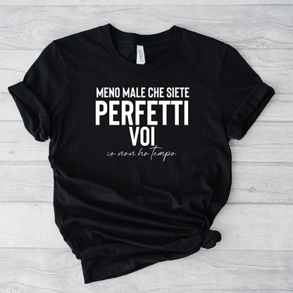 T-shirt Perfetti voi by Il mio negozio: t-shirt nera con testo in italiano "Meno male che siete perfetti voi io non ho tempo" su superficie in legno chiaro, perfetta come maglietta personalizzata o regalo unico.