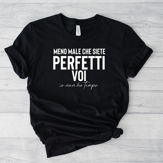 T-shirt Perfetti voi by Il mio negozio: t-shirt nera con testo in italiano "Meno male che siete perfetti voi io non ho tempo" su superficie in legno chiaro, perfetta come maglietta personalizzata o regalo unico.