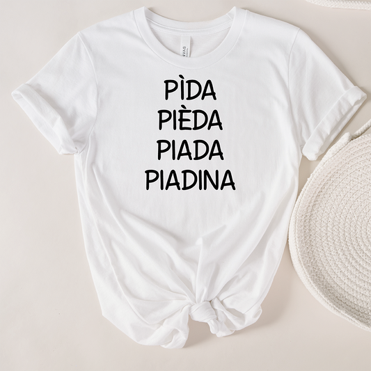 T-shirt Piadina by Il mio negozio: t-shirt bianca con scritta "PIDA PIÈDA PIADA PIADINA" stampata sul davanti, un'idea regalo originale per gli amanti delle magliette personalizzate.