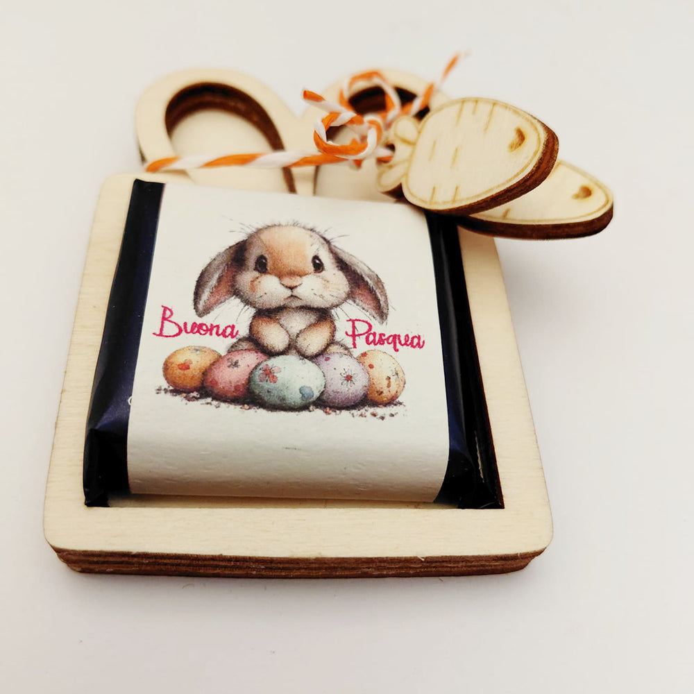 Porta cioccolatino di Pasqua in legno con mini tavoletta confezionata e scritta Buona Pasqua