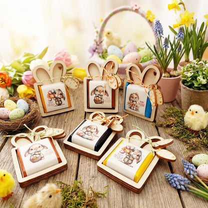 Collezione di porta cioccolatino di Pasqua in legno con tavolette assortite in ambientazione primaverile