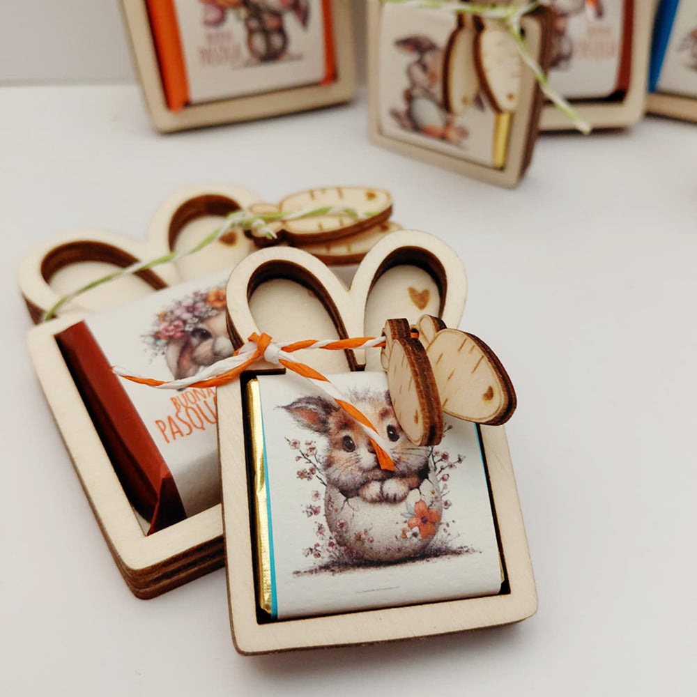 Porta cioccolatino di Pasqua in legno con orecchie da coniglio, cordoncino arancione e mini tavoletta decorata con coniglietto