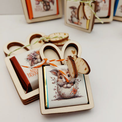 Porta cioccolatino di Pasqua in legno con orecchie da coniglio, cordoncino arancione e mini tavoletta decorata con coniglietto