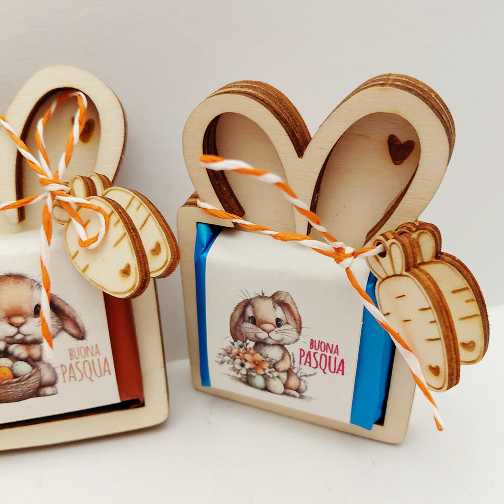 Porta cioccolatino pasquale in legno con incarto blu, coniglietto illustrato e scritta Buona Pasqua