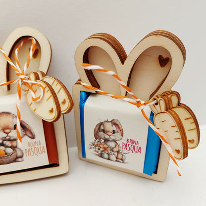 Porta cioccolatino pasquale in legno con incarto blu, coniglietto illustrato e scritta Buona Pasqua