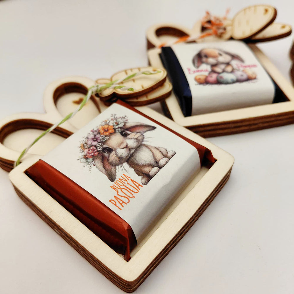 Porta mini tavoletta pasquale in legno con coniglietto illustrato, corona di fiori e scritta Buona Pasqua