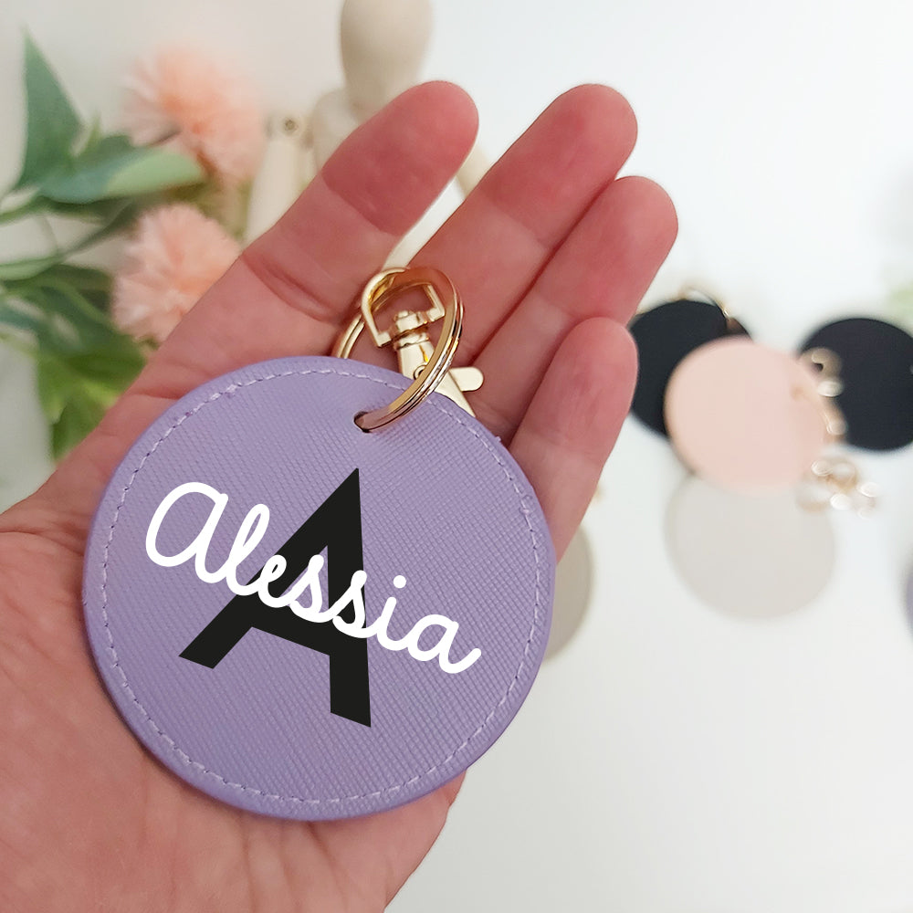 portachiavi circolare dimensione reale in mano