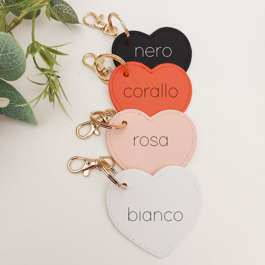 Nel Portachiavi Cuore di Casa di Ale: quattro portachiavi in pelle PU a forma di cuore nei colori nero, corallo, rosa e bianco, eleganti e personalizzabili per un tocco unico.