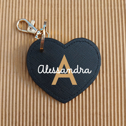 Portachiavi Cuore di In Casa di Ale, elegante portachiavi in pelle nera con dettaglio iniziale dorato. Perfetto per personalizzare il tuo stile con un tocco unico e raffinato.