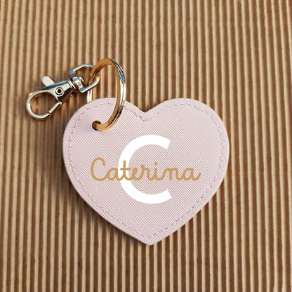 Portachiavi Cuore di In Casa di Ale: a forma di cuore, rosa, personalizzabile con il nome Caterina e una grande C bianca su sfondo a righe.