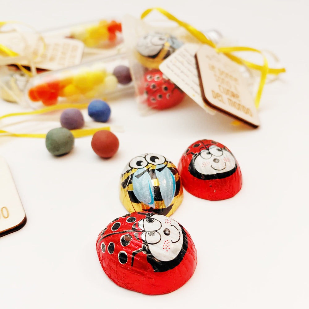 Cioccolatini ape e coccinella abbinati alla provetta, idea regalo originale per Festa della Donna