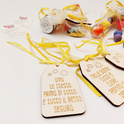 Dettaglio del set con provetta e cioccolatini a forma di ape e coccinella, regalo Festa della Donna